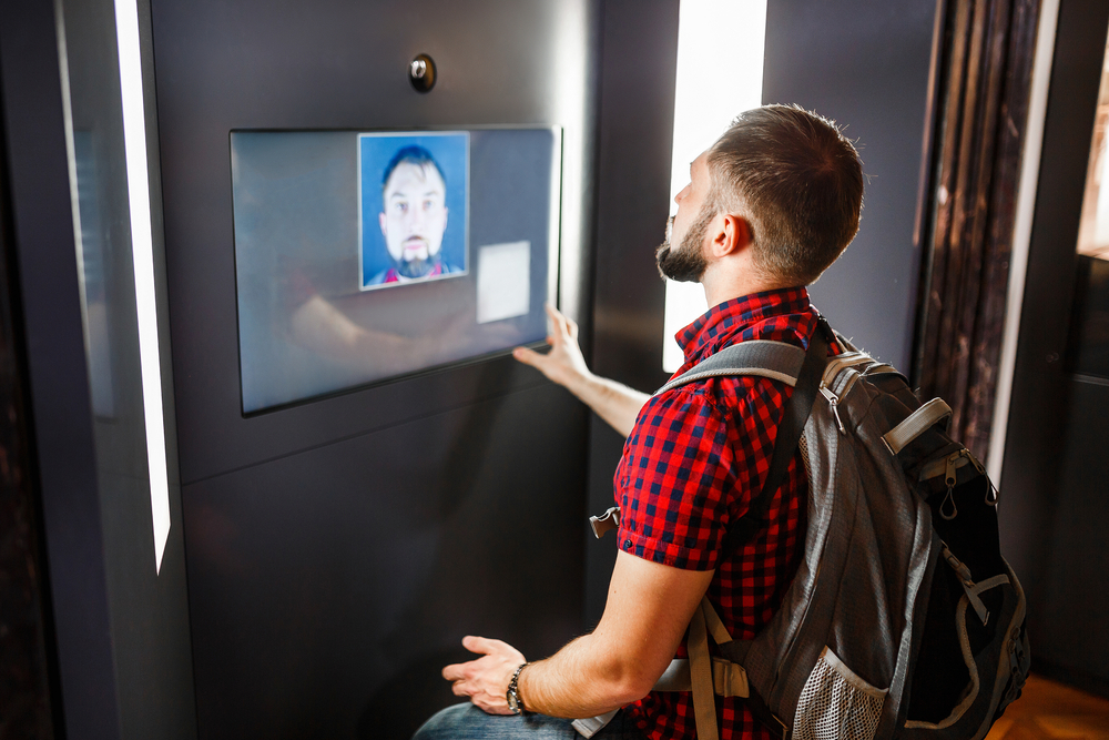 homem fazendo biometria com reconhecimento facial